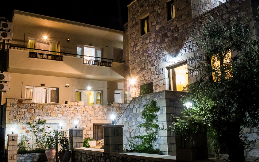 Bonos Apartments, Fassade bei Nacht